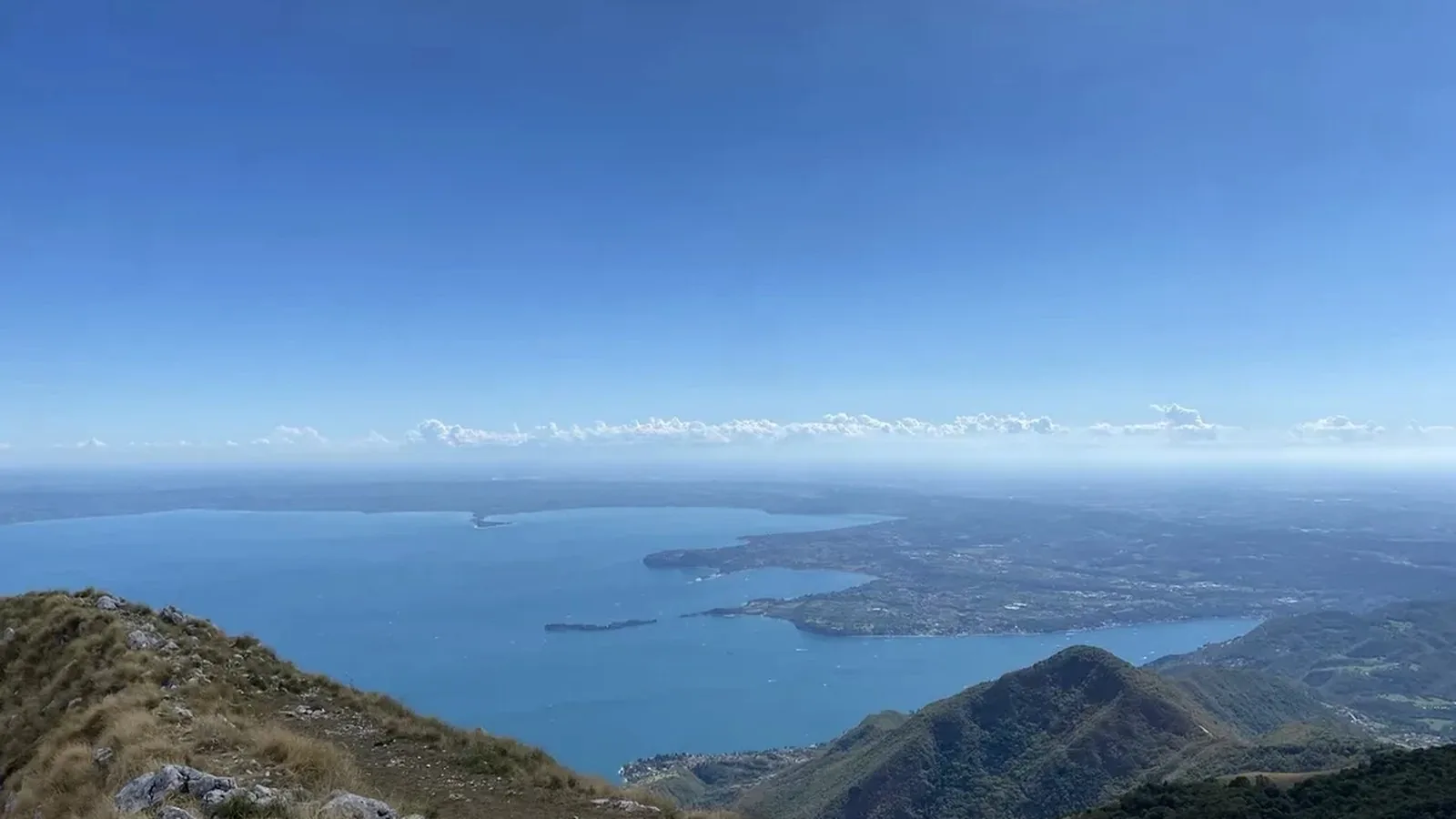 Il panorama sul lago di Garda visto dai versanti del Monte Baldo