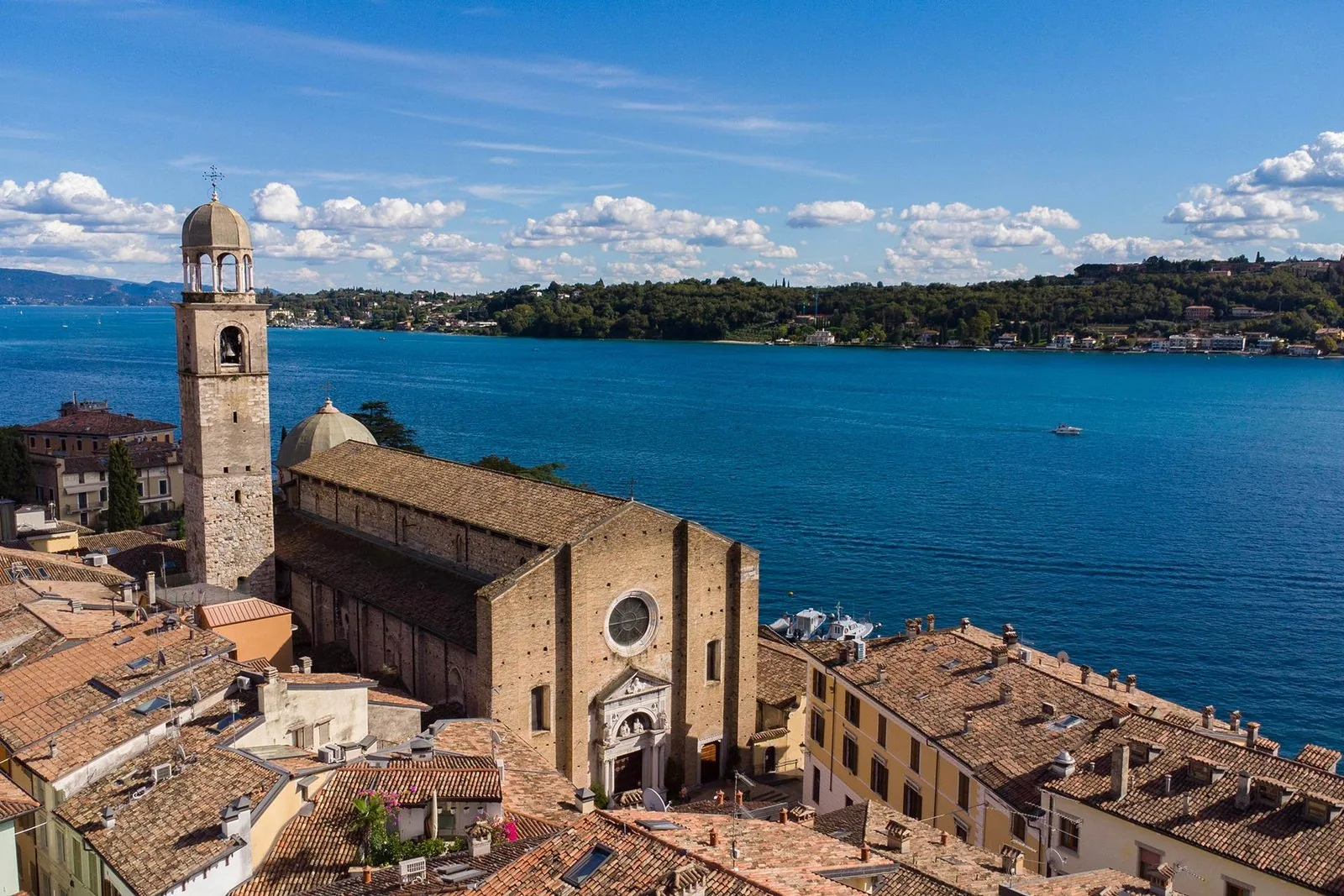 Il Duomo tardogotico e i tetti di Sal&ograve; affacciati sul lago di Garda