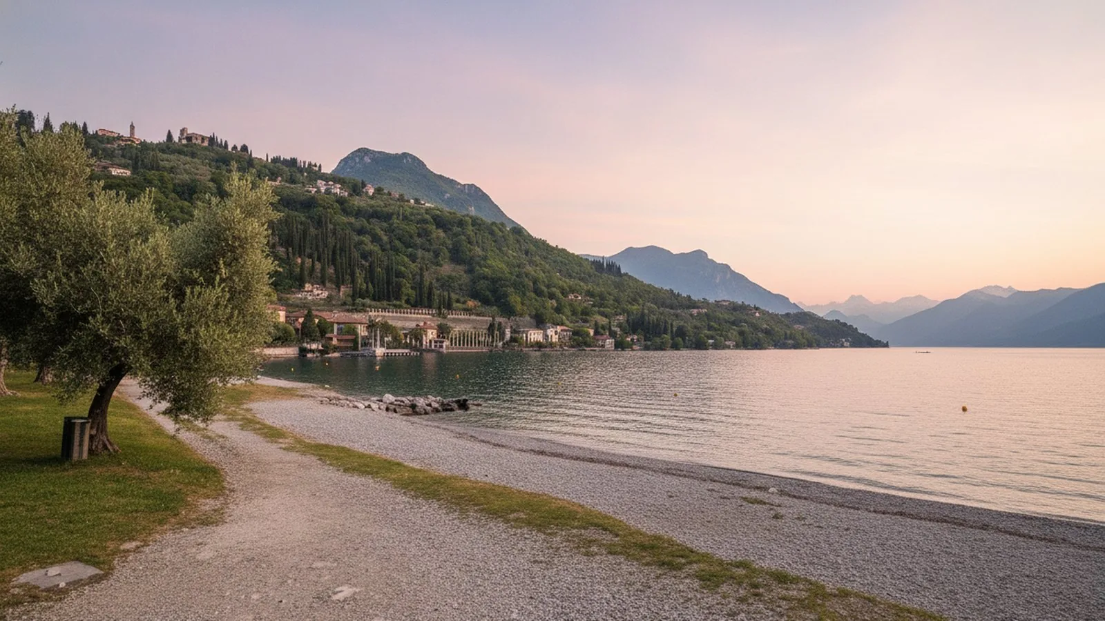La spiaggia di ghiaia degli Ulivi a Toscolano Maderno, con il prato e gli ulivi alle spalle