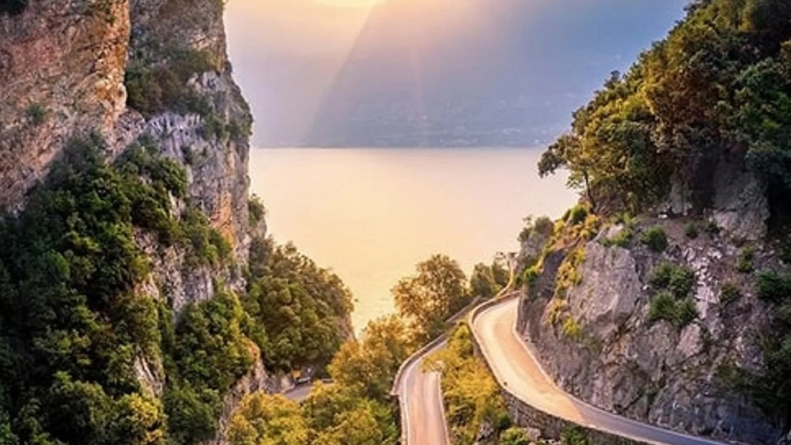 La Strada della Forra scavata nella roccia sopra il lago di Garda, fra gallerie e strapiombi